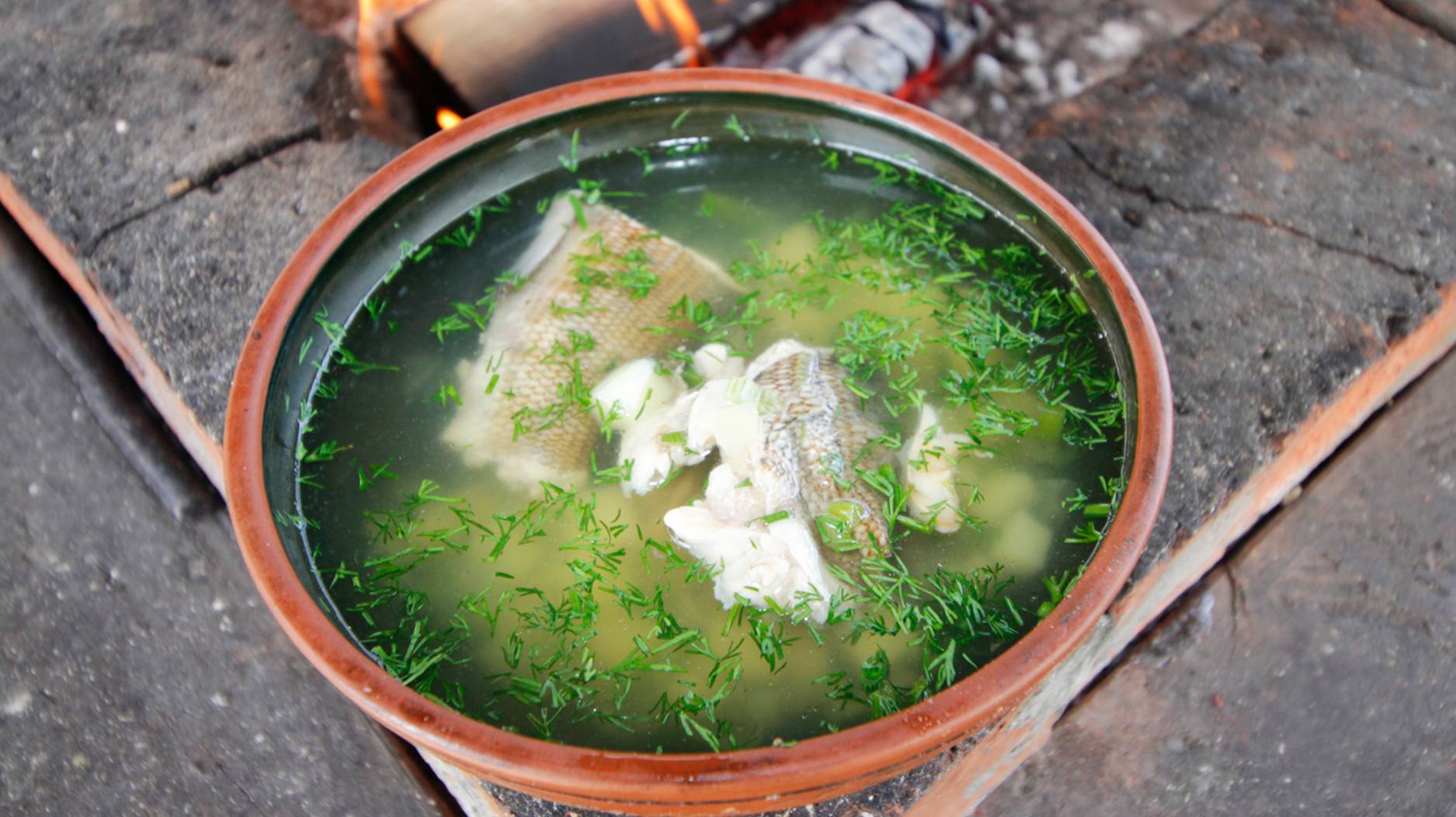 Рыбный суп из хариуса с картошкой (в котелке на огне на даче) смотреть онлайн