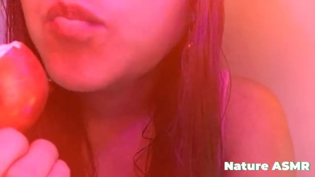 ASMR EATING SOUNDS SLOW AND UPCLOSE JUICY CRUNCHY APPLE смотреть онлайн