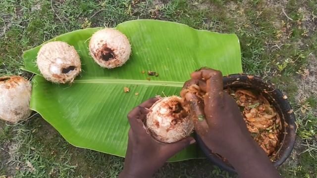 தேங்காய்க்குள் கணவாய் மீன் தொக்கு|Coconut Stuffed Squid Fish Gravy|Village Food Safari|Smallboysupp смотреть онлайн