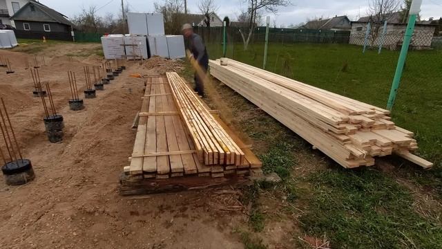 Начинаем делать опалубку под ростверк. Подсыпка участка.