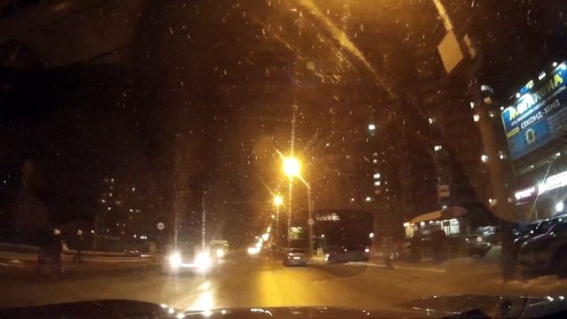 Ошибка пешеходов чуть не стоила им жизней смотреть онлайн