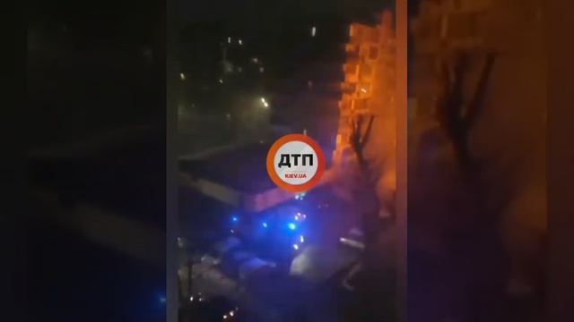 Ночной #пожар в #Киеве, на ул.#Чистяковская, напротив дома №4. без пострадавших смотреть онлайн