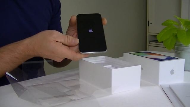 IPhone X 256GB Unboxing & First Look At OLED Screen смотреть онлайн