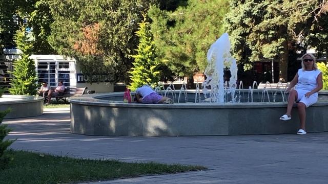 Света нет, столкнулись машины/ Купили первую дыню смотреть онлайн