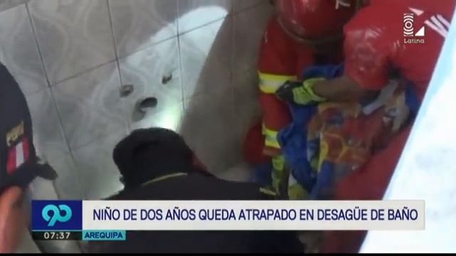 Arequipa: Niño de dos años queda atrapado en desagüe de baño смотреть онлайн