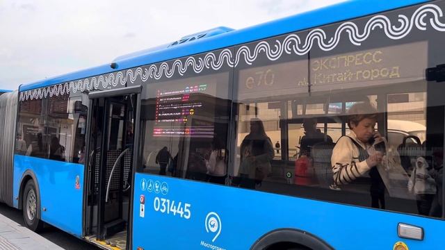 Автобус ЛиАЗ-6213.65 следует по маршруту е70 ”138-й кв. Выхина - м. Китай - Город” смотреть онлайн