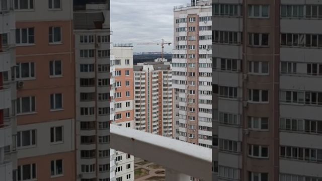 Рабочий момент- поворот стрелы крана над кварталом Авиаторов. смотреть онлайн