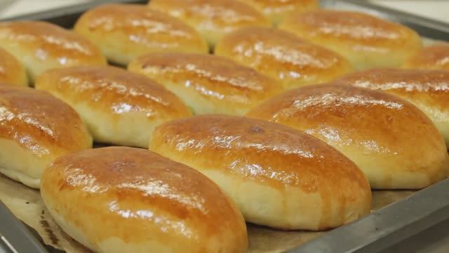 Простой рецепт ТЕСТА Готовлю его каждую неделю ПИРОЖКИ с зеленым луком и яйцом! Pies in the oven. смотреть онлайн