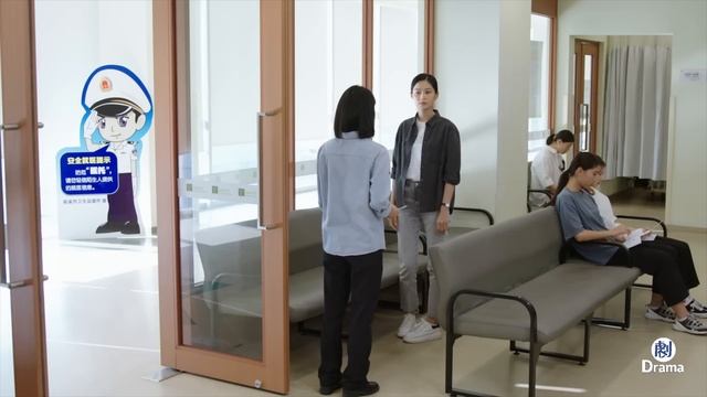 【最新電影】女警不顧安危救下輕生女孩，誰知自己失手摔下樓！結果驚險 смотреть онлайн