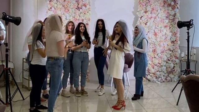 Неожиданный сюрприз - девичник перед свадьбой смотреть онлайн