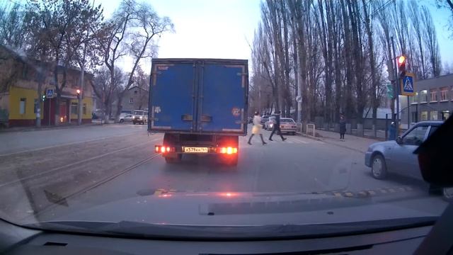 автохам а579ан 164 - выезд за светофор 20.11.2019 смотреть онлайн