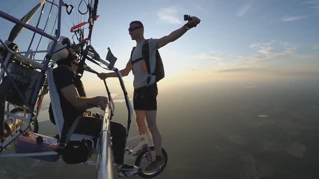 Выпрыгнул из паралёта! смотреть онлайн