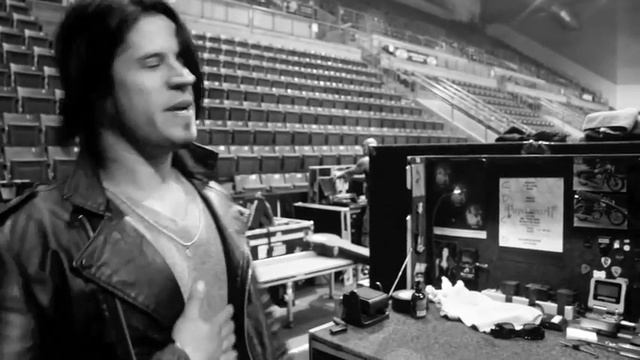 Tobin Esperance showing his bass rig (@paparoach @laklandbass) смотреть онлайн