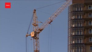 Башенный кран накренился на стройке в Красноярске