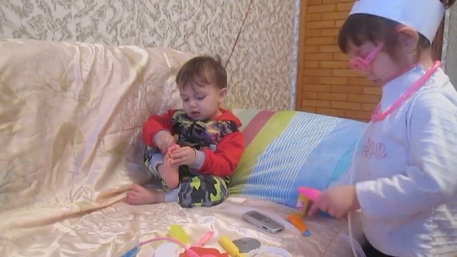 Лечим малыша.....Игры в доктора!!!!!