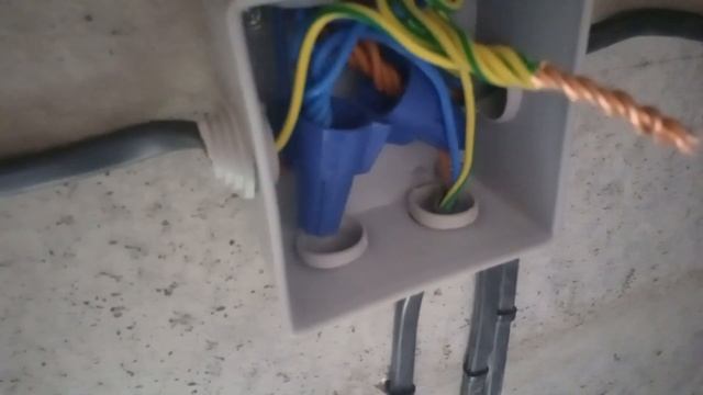 Скрутка Кабеля в Распределительной Коробке смотреть онлайн