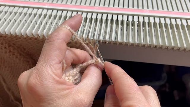 Закрытие петель на вязальной машине смотреть онлайн