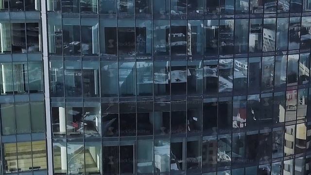 Close up of windows of modern skyscraper. Clouds refelected in modern office building. Zoom and смотреть онлайн