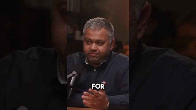 HOW MUCH SALARY DO REAL ESTATE AGENTS GET IN DUBAI? #tahirmajithia #realestate #realtor #dubaiagent смотреть онлайн