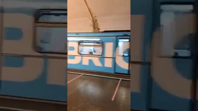 Тематический поезд «Спасибо, медики!» на станции метро "Крылатское" смотреть онлайн
