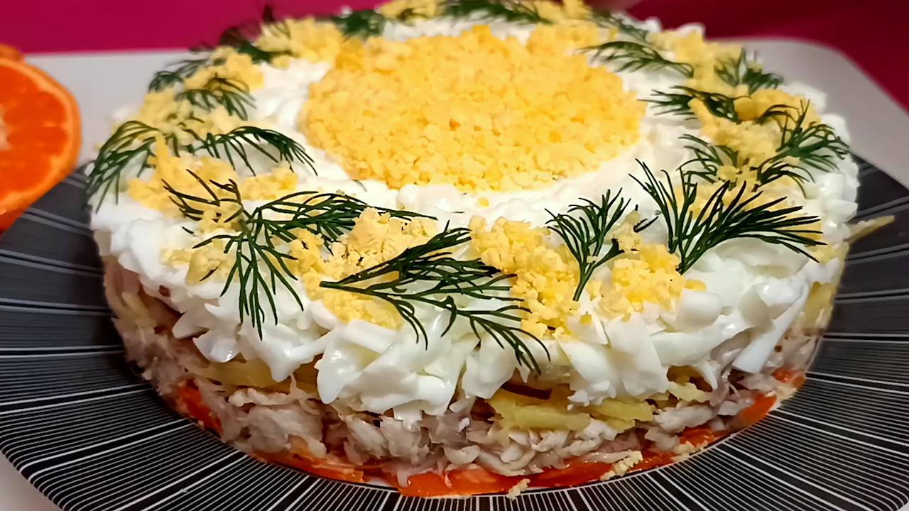 📌 Салат "Мимоза" со скумбрией горячего копчения. Салат на праздничный стол смотреть онлайн
