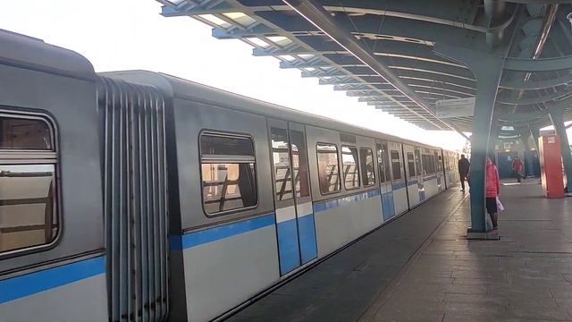поезд на станции метро Улица Горчакова #метро смотреть онлайн