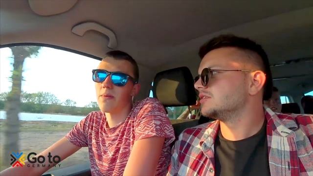 Зарплата огурцами и как обращаются с украинцами на работе в Германии. Орест ВЛОГ #2 смотреть онлайн