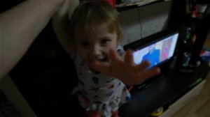Арина и папа играют по квартире Видео для детей Arina and papa play around the apartment