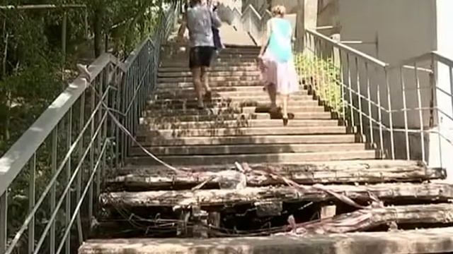 Жители Мариуполя возмущены состоянием лестниц ведущих к городским пляжам смотреть онлайн