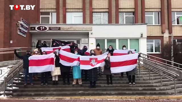 Минчане устроили акцию в поддержку медиков возле 1ой поликлиники смотреть онлайн