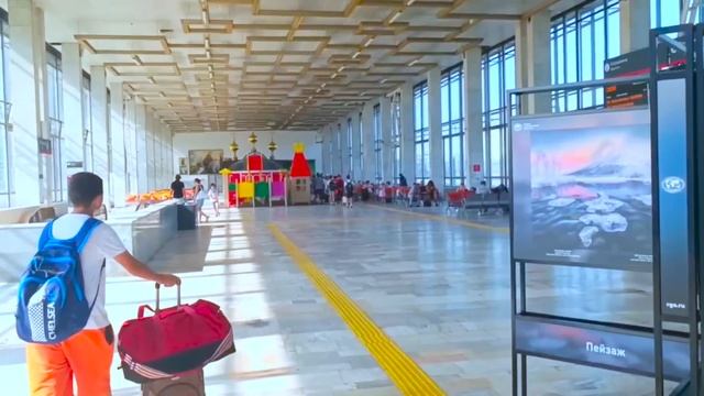 УЕХАЛИ в МОСКВУ. ЖИВЁМ НА ВОКЗАЛЕ. ВЛОГ. смотреть онлайн