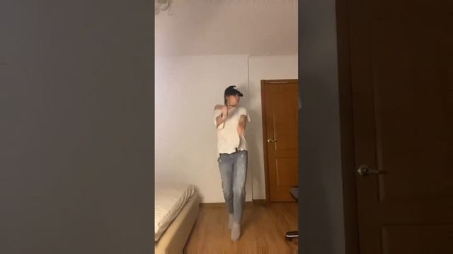 Тут больше харизма вывозит чем сам танец смотреть онлайн
