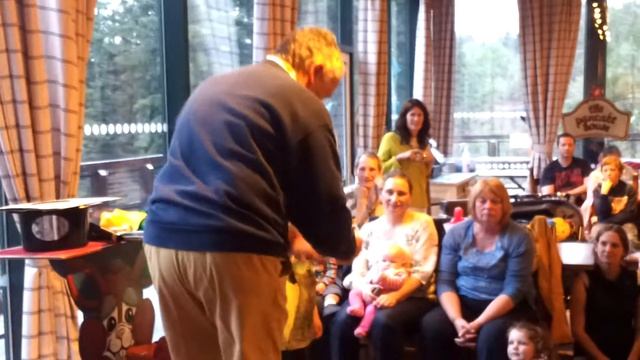 Magic Show at Center Parcs Longleat Pancake House смотреть онлайн