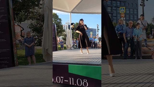 Оперетта "Летучая мышь" куплеты Адели на Тверском бульваре в Москве смотреть онлайн