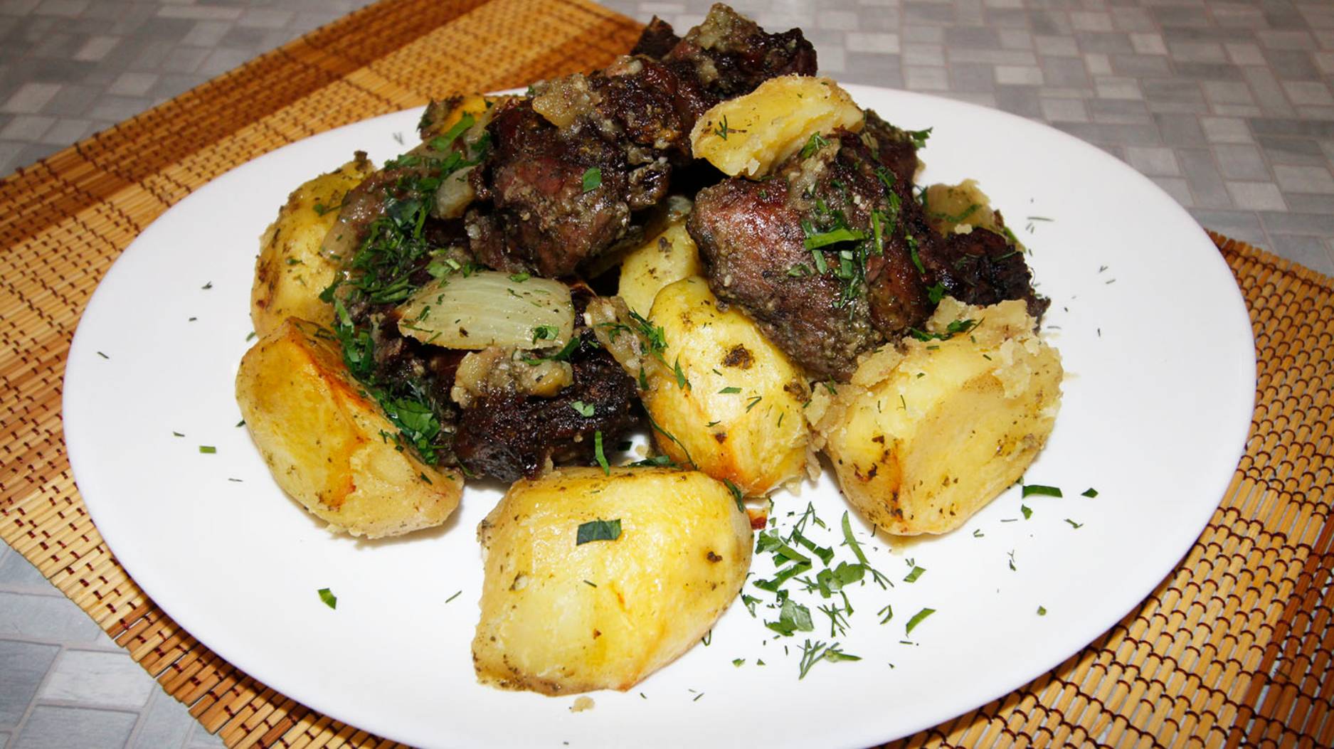 Верблюжатина, запеченная с картошкой в духовке смотреть онлайн