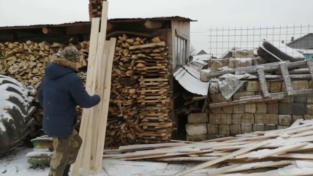 Чем я занимаюсь в деревне. Куда деть цыплят. Сортирую обрезки вагонки. Изготовил ящик для цыплят смотреть онлайн
