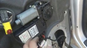 Автоэлектрик Владимир показывает, почему не работают стеклоподъемники у Ауди А4