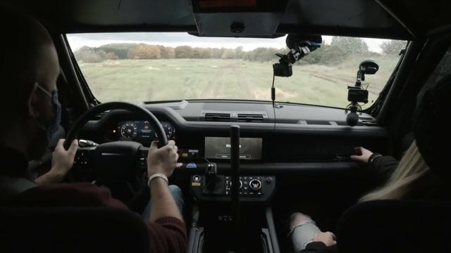 Driving the 400hp James Bond Land Rover Defender STUNT CAR смотреть онлайн