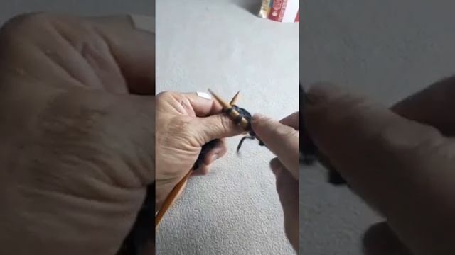 Учимся вязать лицевые изнаночные петли.Learning to knit from front to back.#knittingforbeginners смотреть онлайн