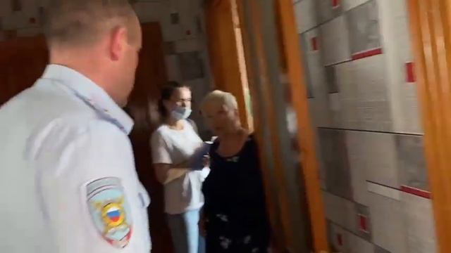 Участковый Сергей Андриянов уходит из квартиры Харьковской смотреть онлайн