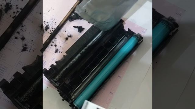 cukup buka 2 baut!! isi sendiri toner/tinta printer HP P1102 смотреть онлайн
