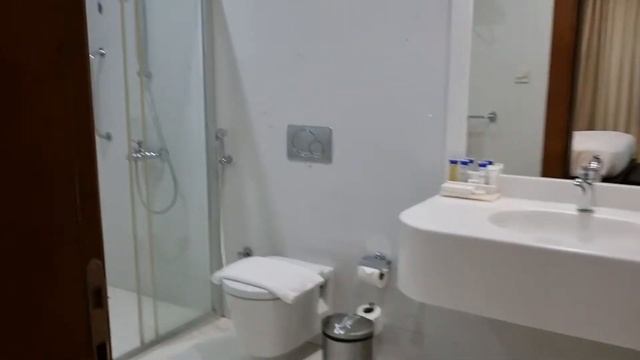 Inside a $5,800 Saudi Hotel Room - Radisson Hotel смотреть онлайн