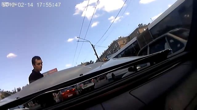 CAR HOOD FLYS OPEN AND SMASHES AGAINST WINDOW смотреть онлайн
