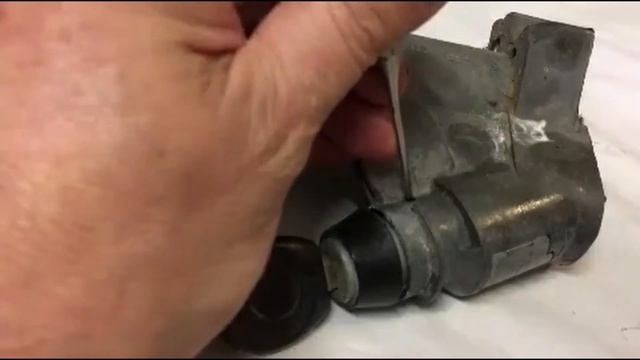 Removal and replacement of a ignition switch on a Late bay window vw bus . смотреть онлайн