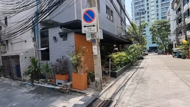 Moving to Bangkok? Where to live Part 1 Nana to Asok Street Guide смотреть онлайн