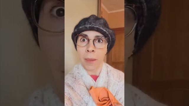 Бабушка суперагент "в штаб квартире". А вы знаете куда ваша бабушка по утрам ездит? смотреть онлайн