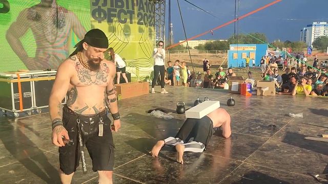 Виктор Блуд разбивает бетонный блок смотреть онлайн