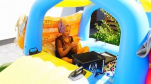 Амелька посторила ТАЙНУЮ КОМНАТУ в Бассейне! 24 часа в Надувном Домике!