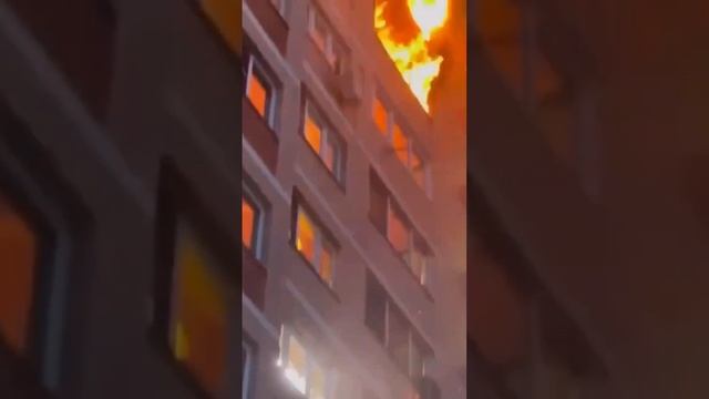 🔥 Сразу три квартиры горят в многоэтажном доме на улице Академическая в Троицке.Причина неизвестна смотреть онлайн