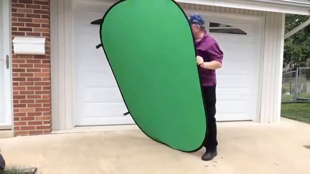 How to fold a portable blue green screen pop open backdrop blooper. смотреть онлайн